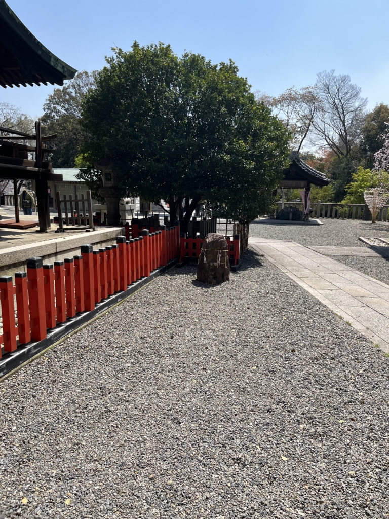 桃取石
城山八幡宮